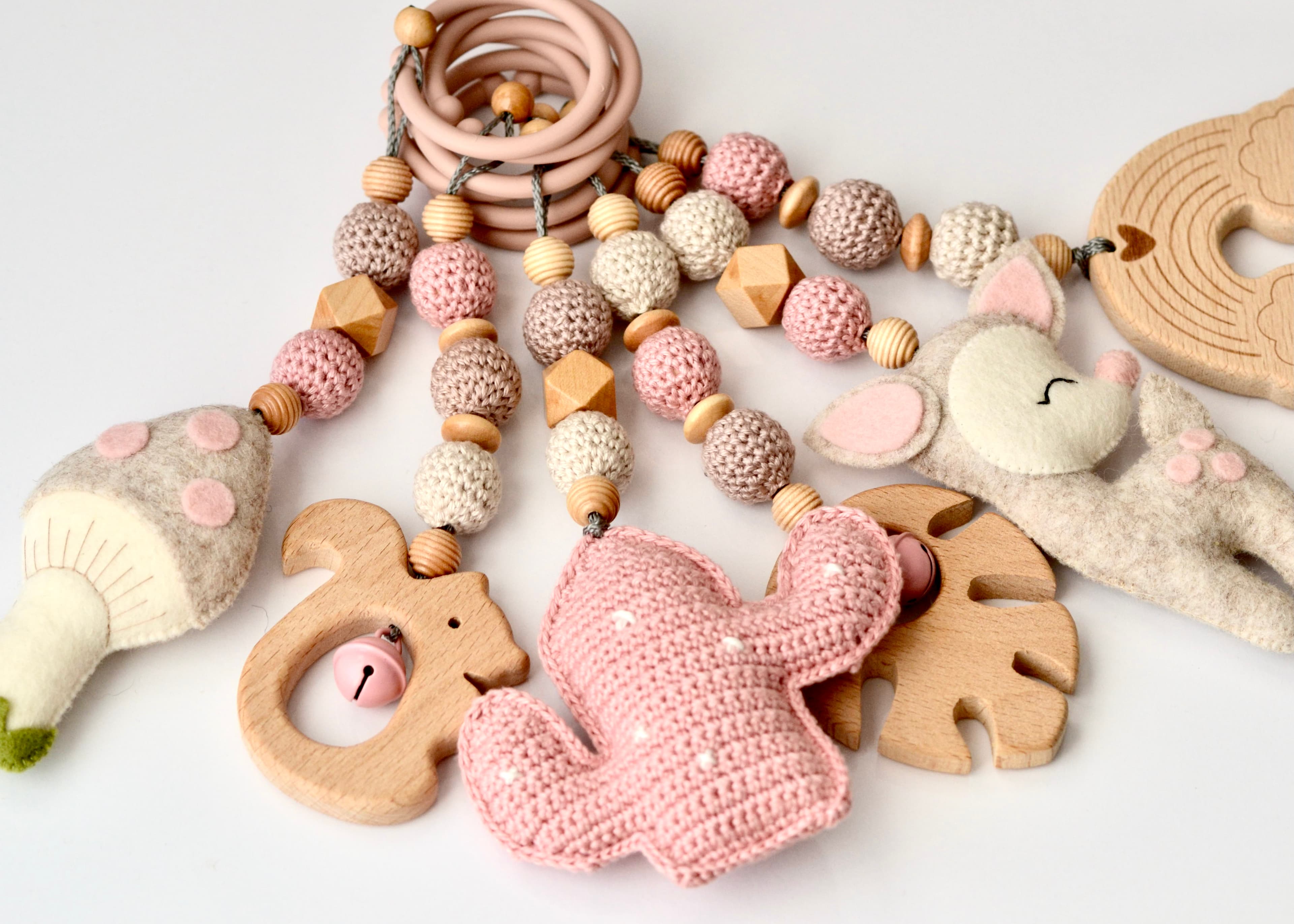 Spielbogen aus Holz, Babyspielzeug, Anhänger Reh , Monstera Blatt - 4