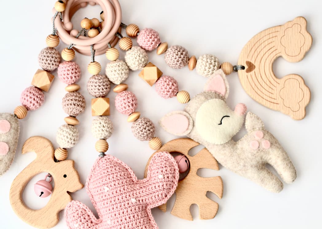 Spielbogen aus Holz, Babyspielzeug, Anhänger Reh , Monstera Blatt - 6